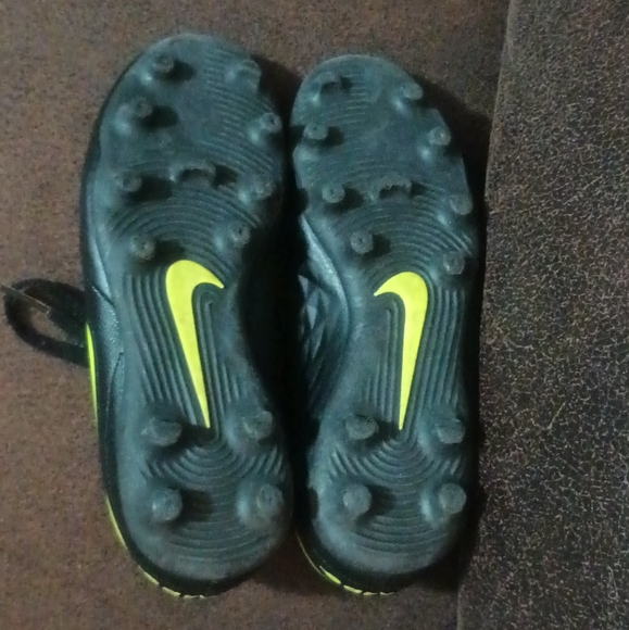 Child's Pair of Nike Tiempo Soccer Cleats in Size 13 - Picture 3 of 6
